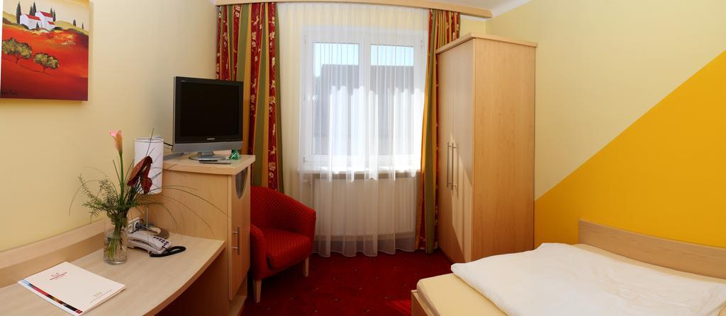 Hotel Restaurant Böck Roter Hahn Sankt Poelten Exteriör bild