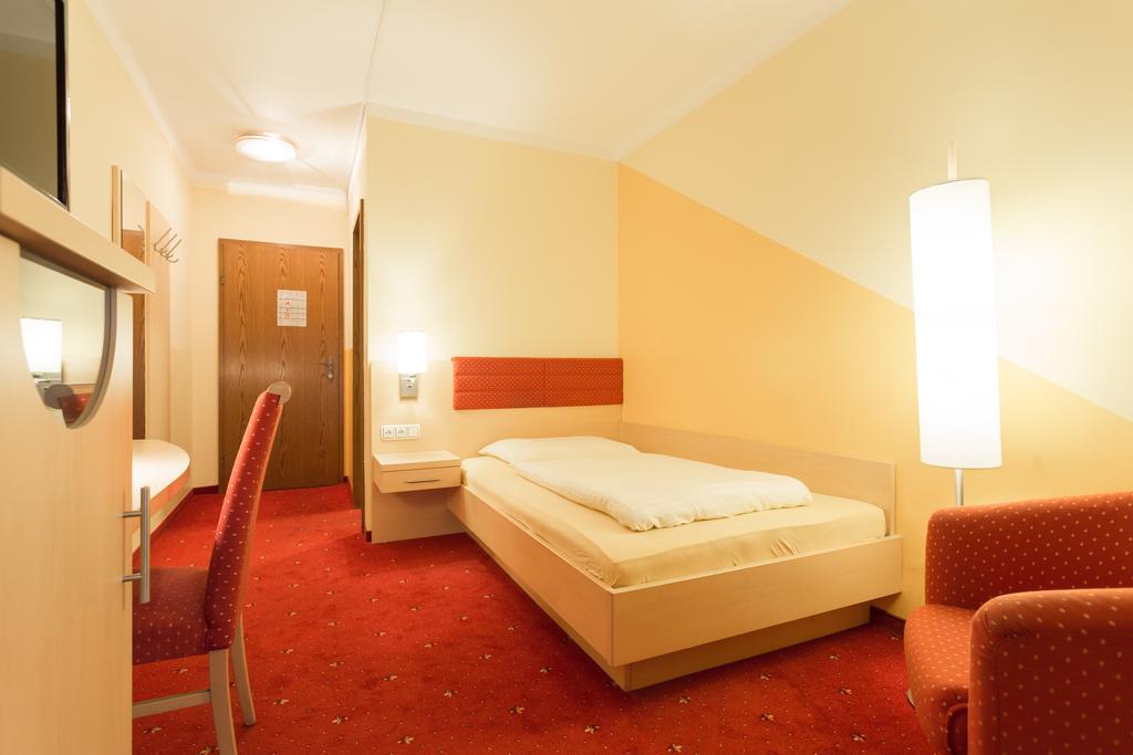 Hotel Restaurant Böck Roter Hahn Sankt Poelten Exteriör bild