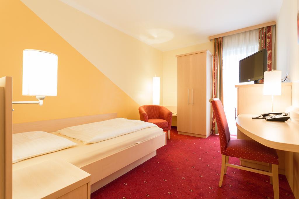 Hotel Restaurant Böck Roter Hahn Sankt Poelten Exteriör bild