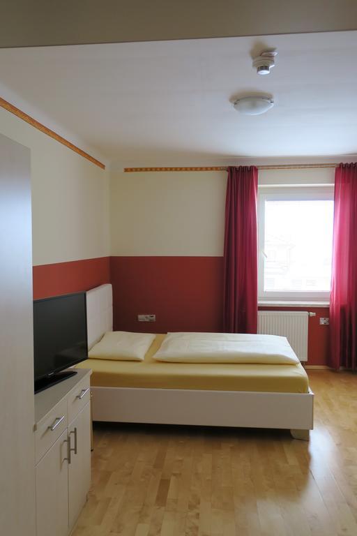 Hotel Restaurant Böck Roter Hahn Sankt Poelten Exteriör bild