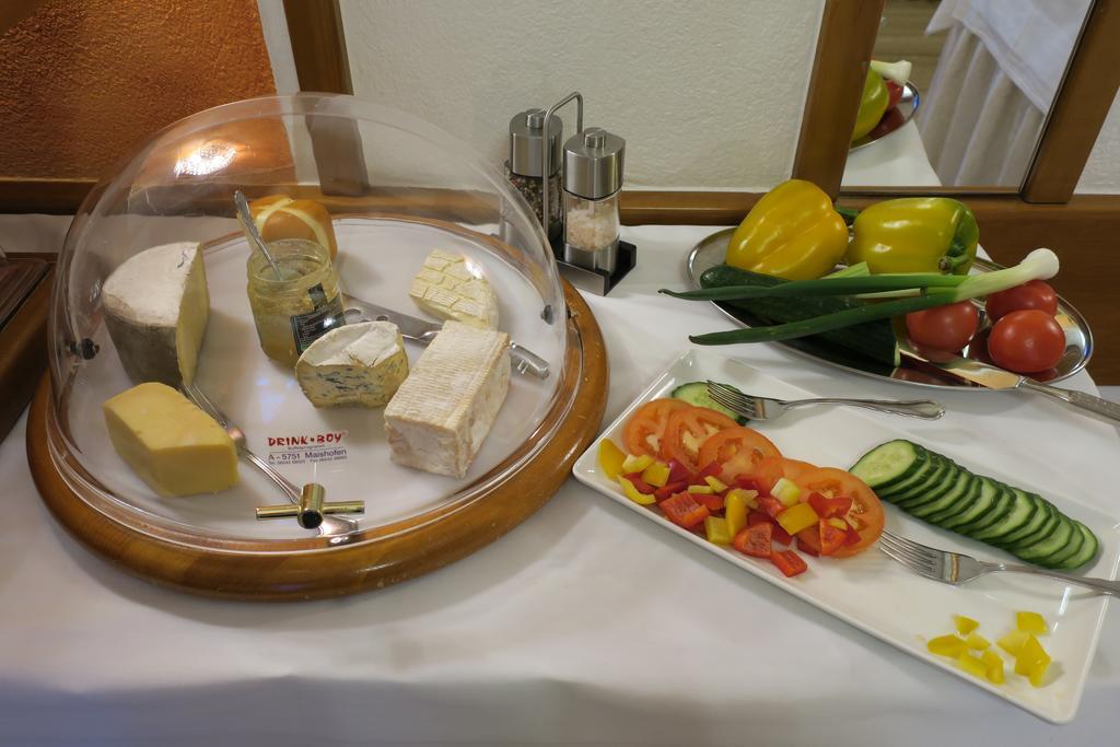 Hotel Restaurant Böck Roter Hahn Sankt Poelten Exteriör bild