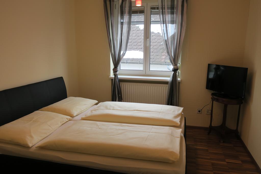Hotel Restaurant Böck Roter Hahn Sankt Poelten Exteriör bild